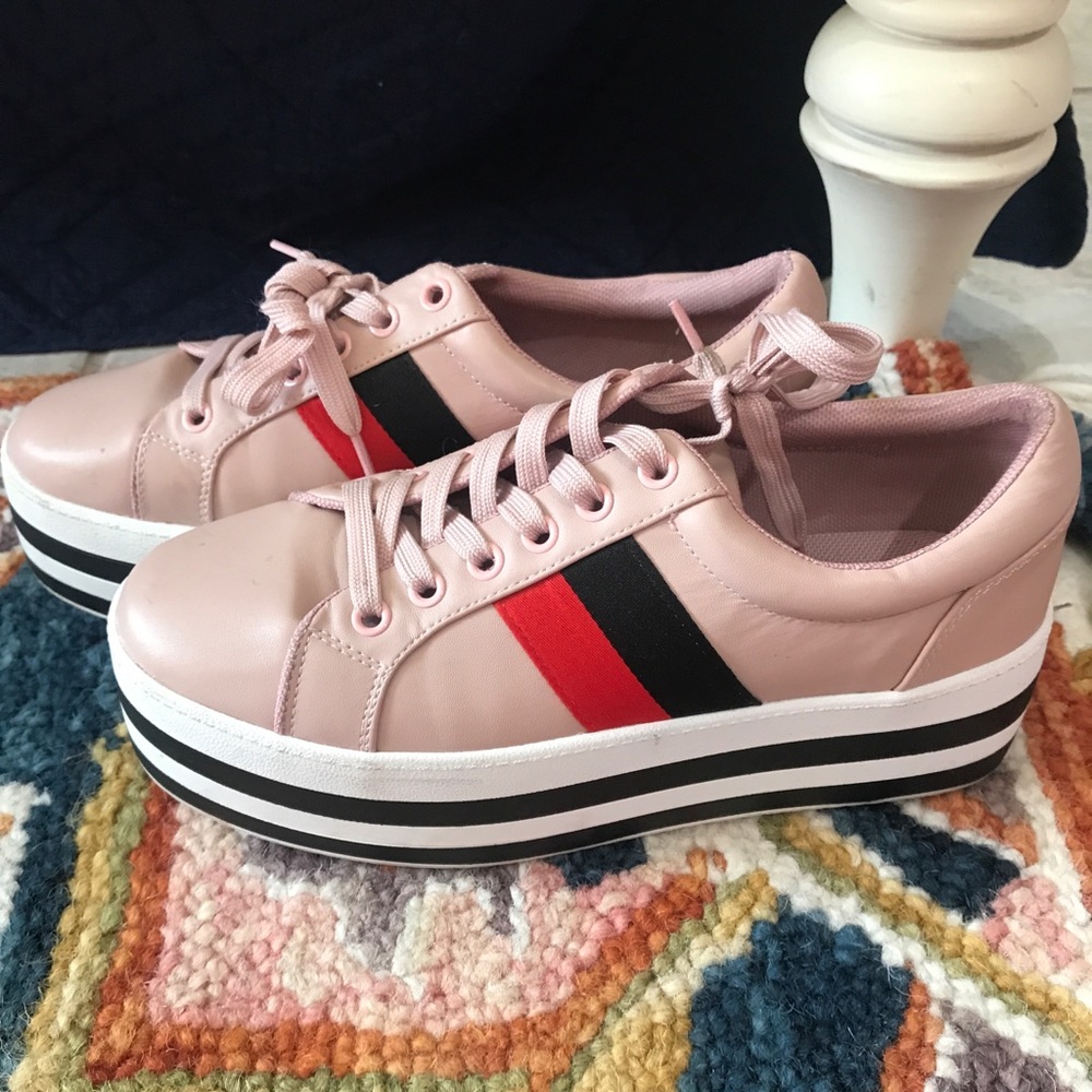 Women’s size 8 platform tennis shoe